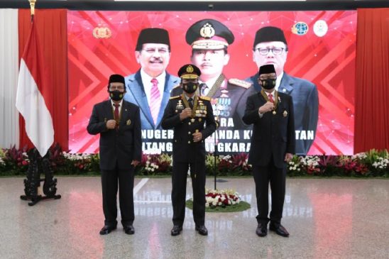 Kapolri Beri Bintang Bhayangkara Utama kepada Menpan RB dan Menteri ATR/BPN