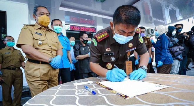 PWI Kota Bandung Salah Satu Penandatangan Berita Acara Pemusnahan BB yang Dilakukan Kejari Bandung