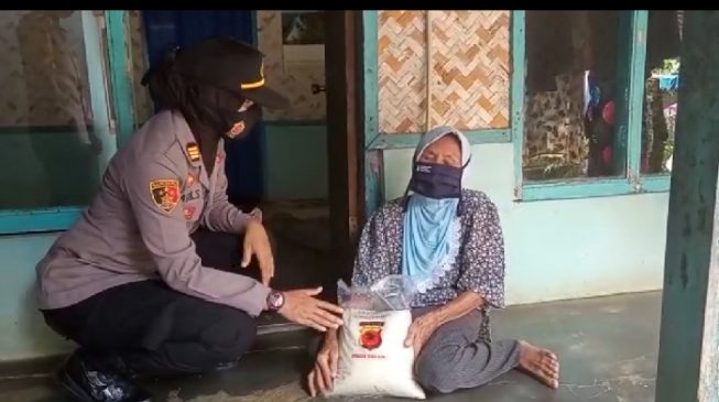 Polsek Cigasong Gelar Jum’at Berkah Berbagi Sedekah dan Sosialisasi 3M