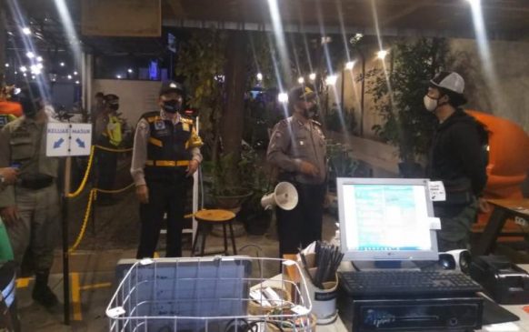 Polsek Sukasari Polrestabes Bandung Laksanakan Giat Pengecekan Tempat Hiburan Malam dan Sosialisasi 3M 1T