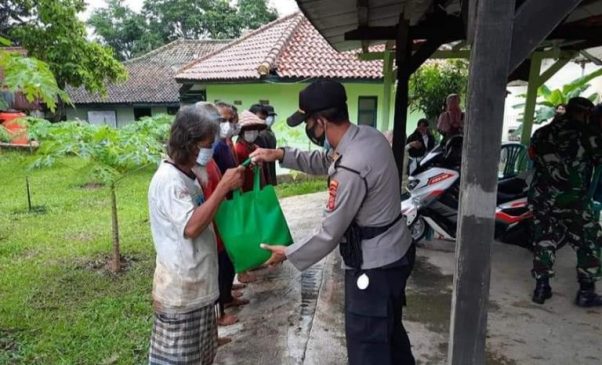 Sebanyak 8 Orang Penggali Kubur Jenazah Covid-19 Terima Bansos dari Polres Majalengka