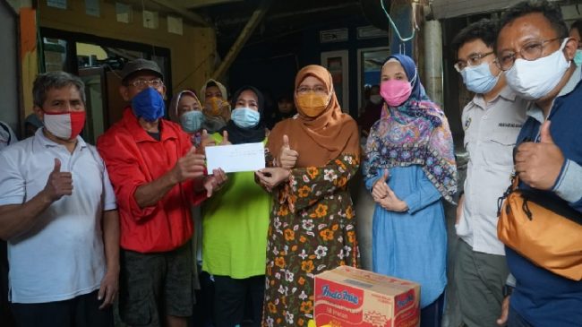 TP PKK dan FBS Kota Bandung Salurkan Bantuan kepada Korban Banjir Sungai Citepus