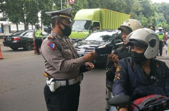 Unit Lantas Polsek Bandung Wetan Bagikan Masker ke Pengendara