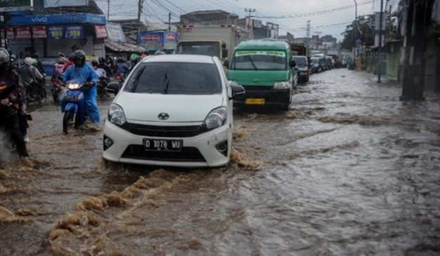 DPRD Kab. Bandung Menilai Buruknya Drainase Akibatkan Banjir di Jalan Cinunuk