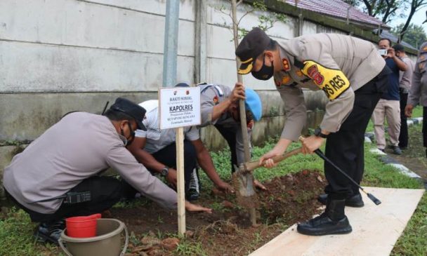 HUT Satpam ke-40, Kapolres Majalengka Lakukan Penghijauan di Lokasi PT Shoetown Footwear Industrial Indonesia