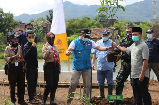 Dukung Program Citarum Harum, bank bjb Sebarkan Benih Ikan