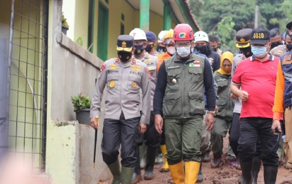 Kapolda Jabar Bersama Forkopimda Jabar Cek Lokasi Longsor di Sumedang