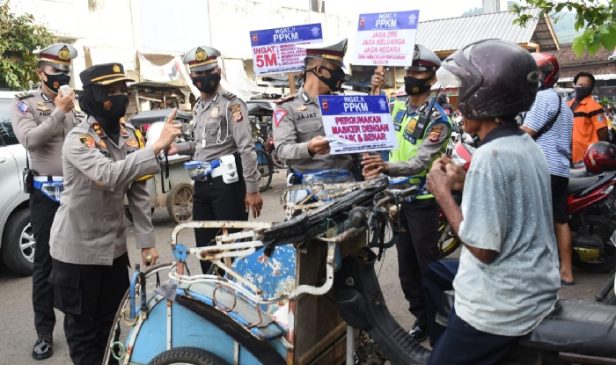 Kapolres Banjar Sampaikan Sosialisasi PPKM di Sekitar Pasar Kota Banjar