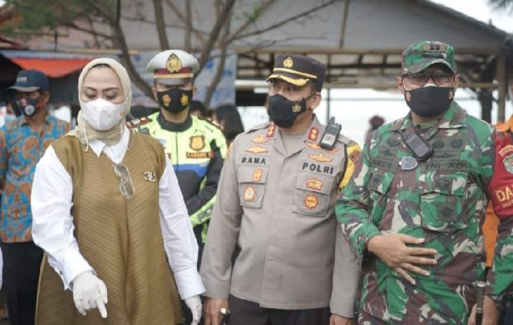 Kapolres Karawang Bersama Dandim Cek Prokes di Pantai Samudera Baru
