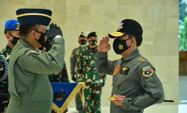 Kapolri Idham Azis Dianugerahi Wing Kehormatan Penerbang dan Brevet Kapal Selam Hiu Kencana