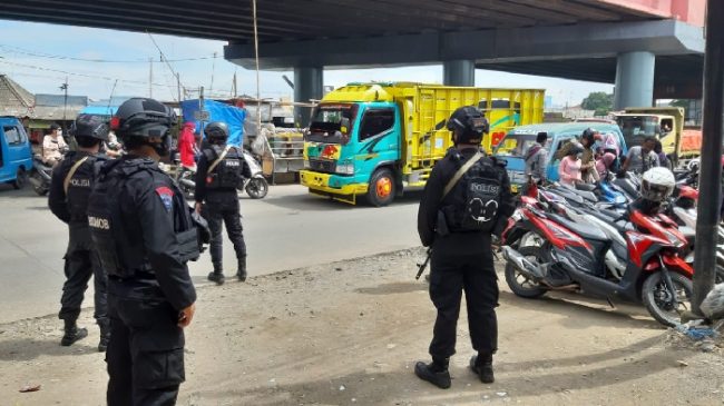 Pasca Tahun Baru 2021, Sat Brimob Polda Jabar Patroli Kamtibmas di Wilayah Cikampek