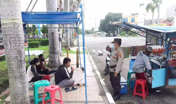 Personel Polres Cirebon Kota Tingkatkan Ops Yustisi dengan Sambangi Warga