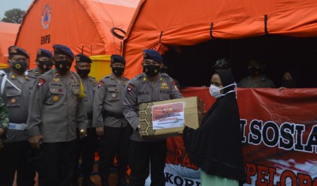 Sat Brimob Polda Jabar Kembali Berikan Sembako kepada Korban Longsor Cimanggung Sumedang