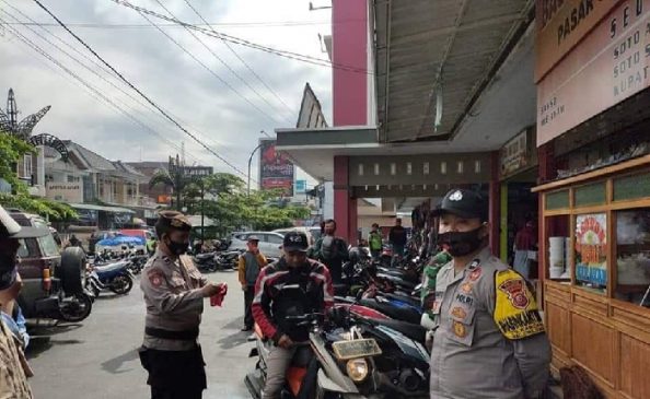 Polres Majalengka Bersama Muspika Lakukan Ops Yustisi dan Sosialisasikan PPKM