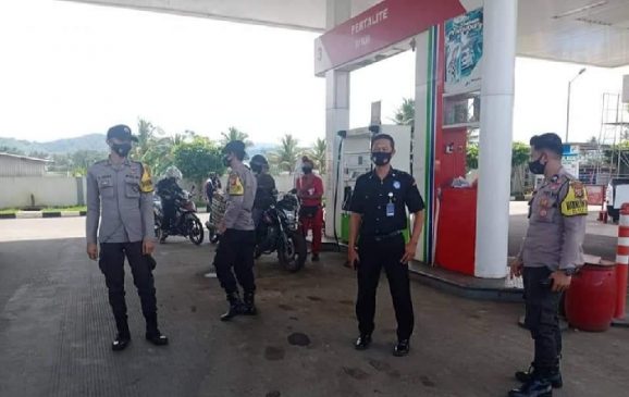 Polsek Cikijing Polres Majalegka Berikan Himbauan Penerapan Prokes di SPBU