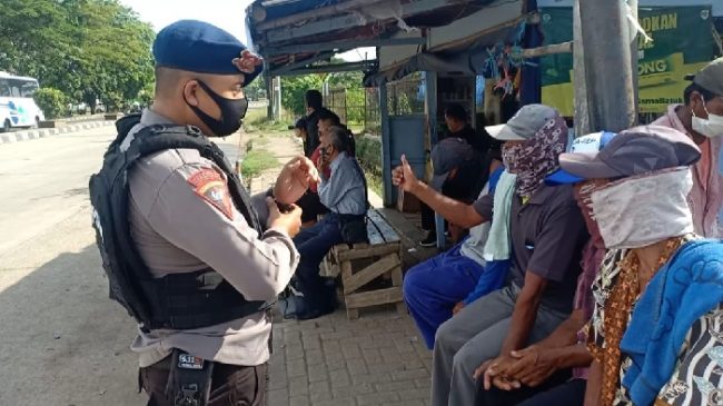 Sat Brimob Polda Jabar Berikan Pemahaman Cegah Covid-19 kepada Buruh Bangunan di Karawang