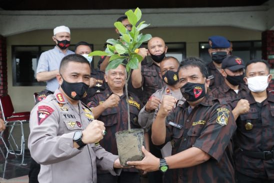 Sat Brimob Polda Jabar Bersama KBPP Polri Gelar Aksi Penanaman Ratusan Pohon