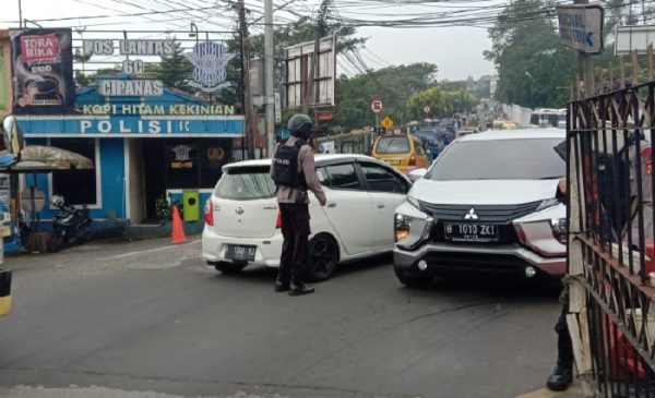Sat Brimob Polda Jabar Gatur Lalin di Jalur Puncak Cipanas