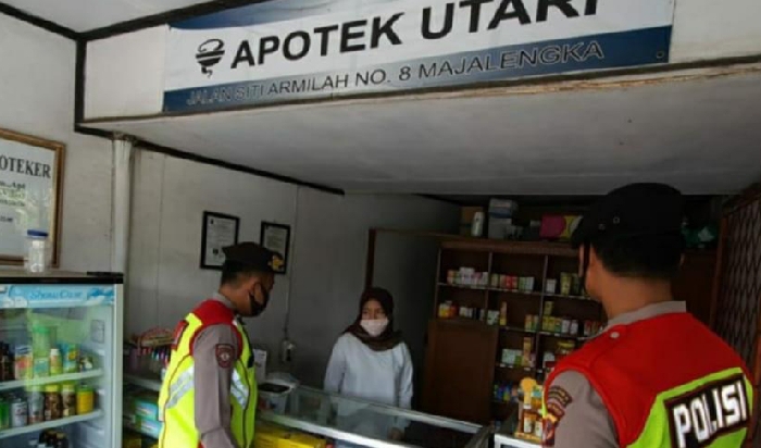 Sat Sabhara Polres Majalengka Sambangi Apotik Pantau Stok Masker dan Hand Sanitizer