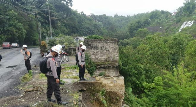 Siaga Bencana, Tim SAR Sat Brimob Polda Jabar Patroli di Wilayah Beunying Cipanas Kab. Cianjur