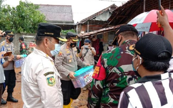 TNI Polri Bersinergi Tinjau Lokasi Bencana Angin Puting Beliung di Wilkum Polres Karawang