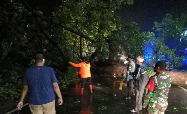 Tanggap Cuaca Ekstrim, Polres Majalengka Bersama Koramil dan Warga Evakuasi Pohon Tumbang
