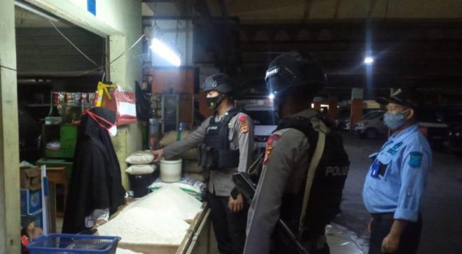 Tim Patroli Sat Brimob Polda Jabar Cek Ketahanan Pangan di Pasar Cipanas Kab. Cianjur