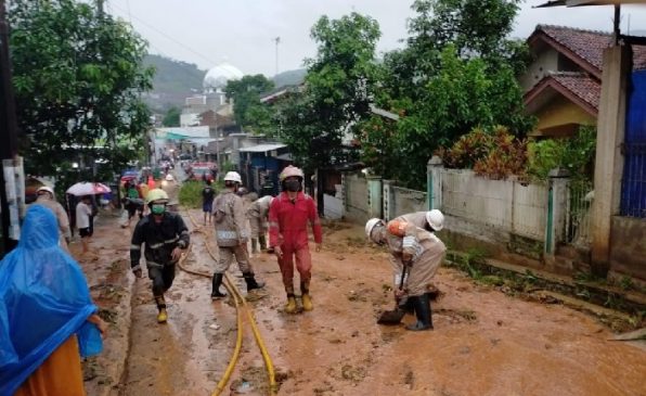 Tim SAR Sat Brimob Polda Jabar Bersihkan Jalan dari Lumpur Longsor Cicalengka