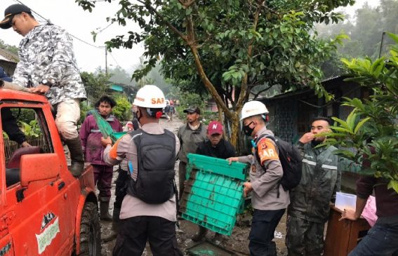 Tim SAR Sat Brimob Polda Jabar Terjun Langsung ke Lokasi Banjir Bandang Puncak Bogor