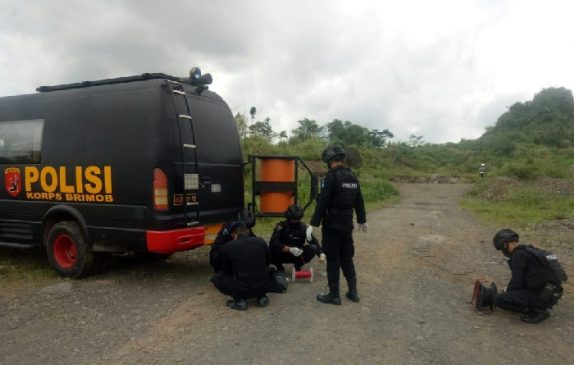 Unit Jibom Gegana Sat Brimob Polda Jabar Tanganani Temuan Bom Jenis Munisi Militer di Tasikmalaya