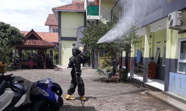 Unit KBR Sat Brimob Polda Jabar Semprot Disinfektan Sejumlah Sekolah di Bandung