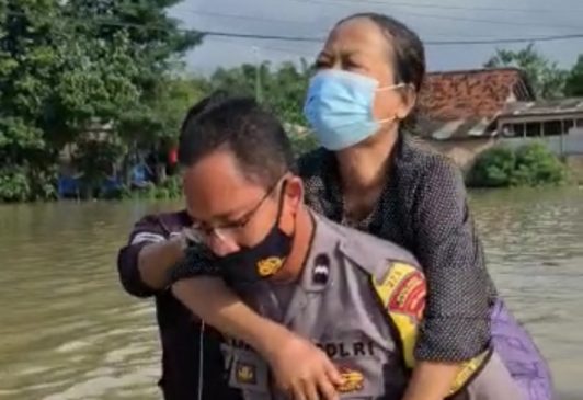 Bhabinkamtibmas Desa Sukamakmur Polsek Telukjambe Timur Evakuasi Warga Sakit Saat Banjir