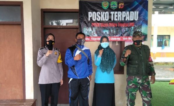 Bhabinkamtibmas bersama Babinsa Monitoring Posko Satgas Covid-19 Di Wilkum Polsek Cigasong