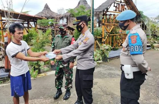 Cegah Penyebaran Covid-19, Polsek Majalengka Kota Bagikan Masker Gratis