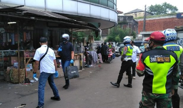 Dit Intelkam Polda Jabar Bagikan 2 Ribu Masker di Pasar RTC Dangdeur