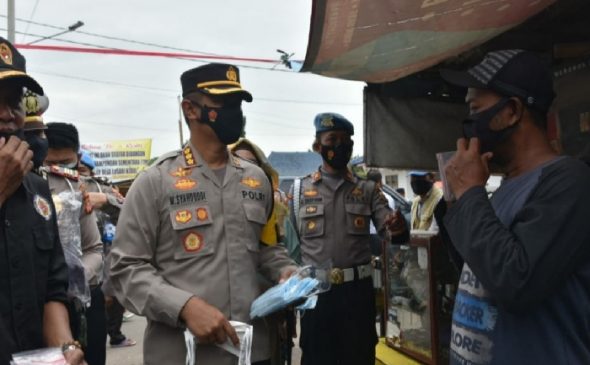 Gelorakan Kabupaten Cirebon Bermasker, Kapolresta Cirebon Bagikan 1.500 Masker di Pasar Losari