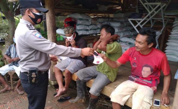 Jajaran Polres Majalengka Gencar Sosialisaikan Prokes dan Bagikan Masker di Wilayah Binaan