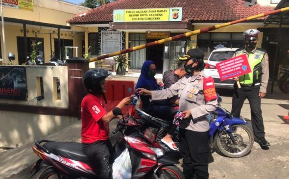 Jajaran Polresta Bandung Bagikan Masker Guna Cegah Penyebaran Covid-19