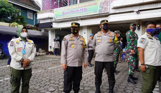 Kabid Humas Polda Jabar bersama Kapolres Cianjur Bagikan 6 Ribu Masker dan Cek Pelaksanaan PPKM