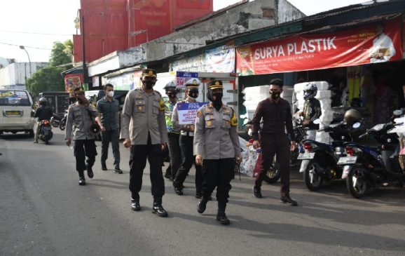 Kapolres Banjar Polda Jabar Beserta Jajaran Sampaikan Imbauan Protokol Kesehatan Dengan Jalan Kaki