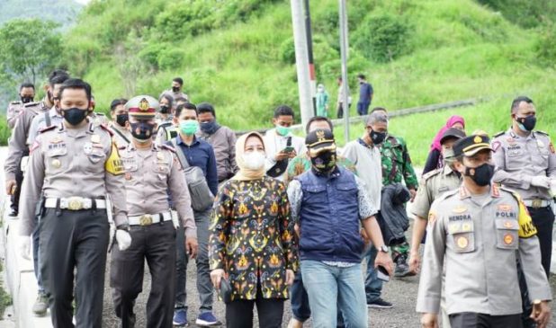Kapolresta Bandung Polda Jabar Berikan Motivasi Kepada Pasien Covid Yang Di Karantina