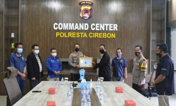 Kapolresta Cirebon Dapat Penghargaan dari PWI Cirebon