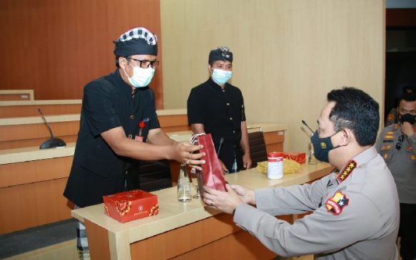 Kapolri Jenderal Listyo Sigit Beri Penghargaan 2 Orang Pecalang Bali