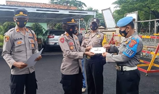 Kapolsek Cigasong Polres Majalengka Berikan Reward kepada Anggota Berprestasi