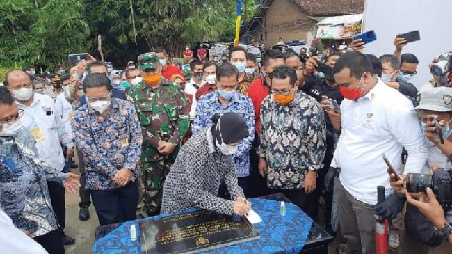Mensos Risma Tertarik Program Kemanusiaan SMSI Bangun Jalan dan Sanitasi