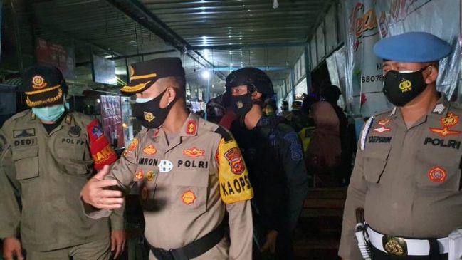 Operasi Yustisi gabungan TNI-Polri dan Satpol PP Polres Cirebon Kota Bubarkan Kerumunan di Bima