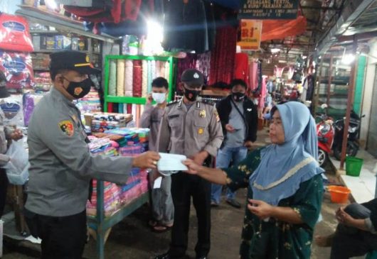 Ops Yustisi Polres Indramayu Tindak Tegas dan Berikan Masker kepada Masyarakat di Pasar Tradisional