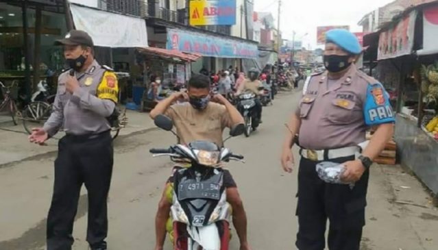 Ops Yustisi Polres Majalengka Bagikan Masker di Sepanjang Jalan Raya Kec. Kadipaten