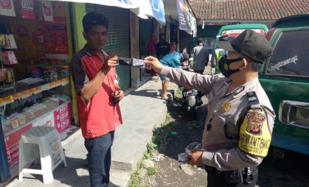 PPKM Mikro, Personel Polresta Bandung Gencar Berikan Imbauan Prokes dan Bagikan Masker