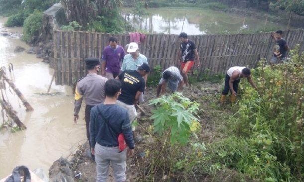 Personel Polres Indramayu Laksanakan Kerja Bakti Perbaikan Tanggul Kali
